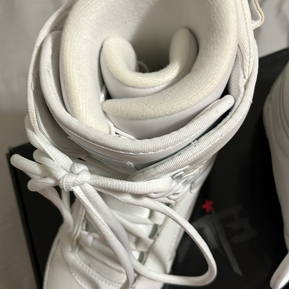 Millennium Three Venus womans lace up snowboard boots. - Picture 3 of 11